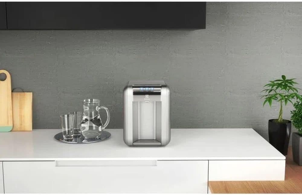 Purificador de Água Gelada Fria e Natural Elétrico Compacto Eletronico placa Electrolux cinza prata com Painel Touch Bivolt PE11X - Premium